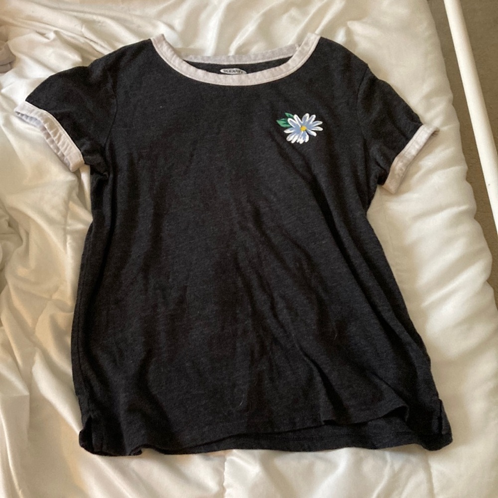 Old Navy Dark Grey T-Shirt With Flower (Women’s small)
